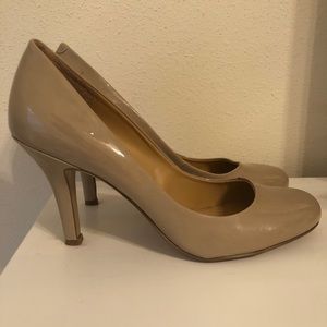 Nude patent leather pumps